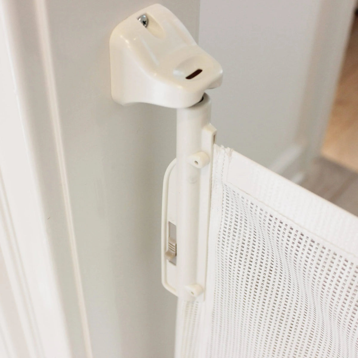 White Retractable Safety Gate, 26.5 inch-55 inch Y2526